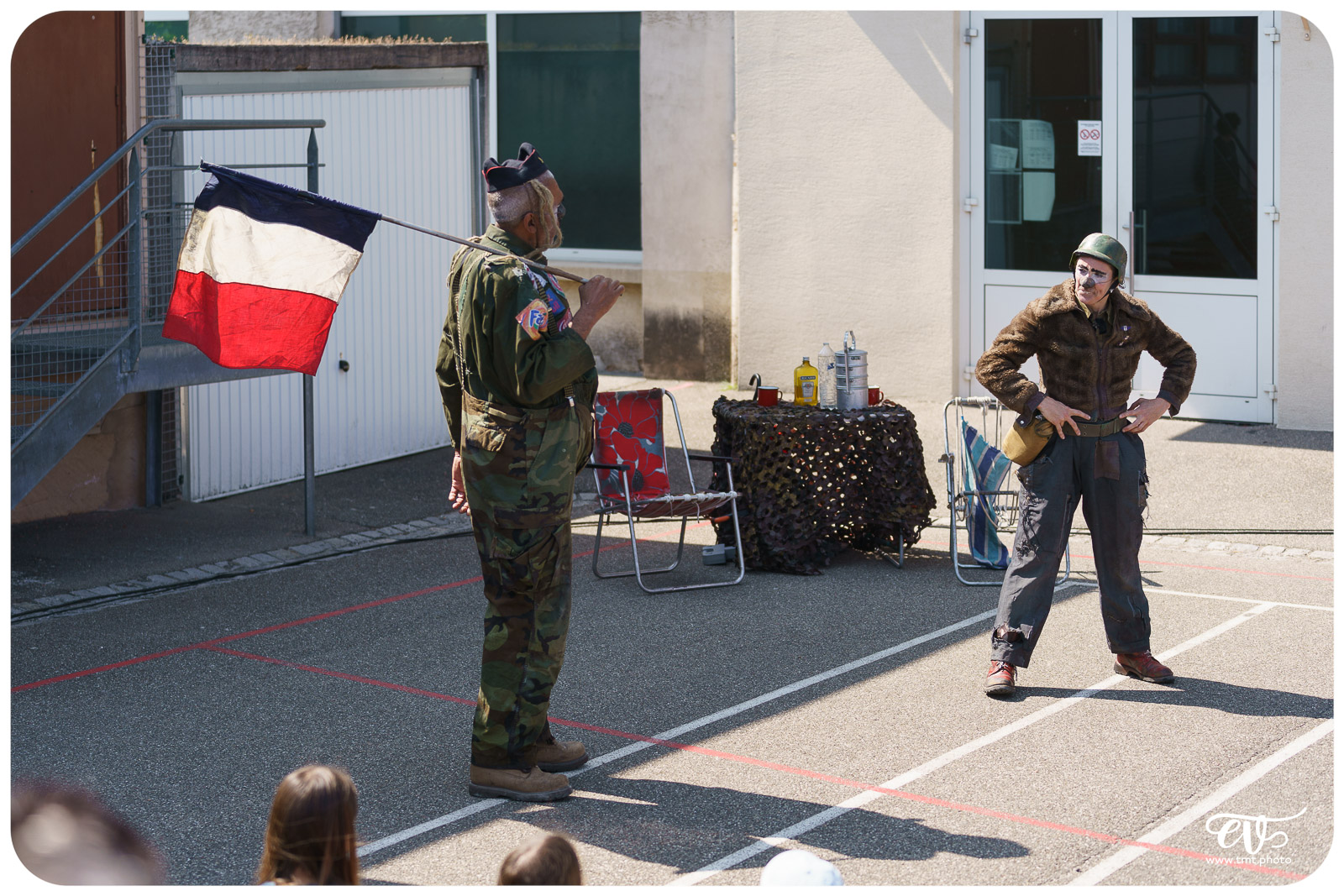 EN ATTENDANT LE 3ÈME TYPE (THÉÂTRE DE CANIVEAU)
